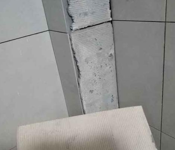 镇巴瓷砖空鼓维修公司分享下厨房瓷砖脱落的补救措施。